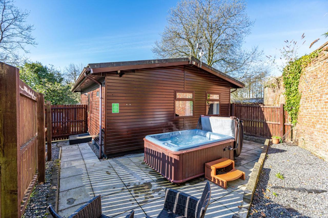 Bluebell Lodge 7 With Hot Tub 牛顿斯图尔特 外观 照片