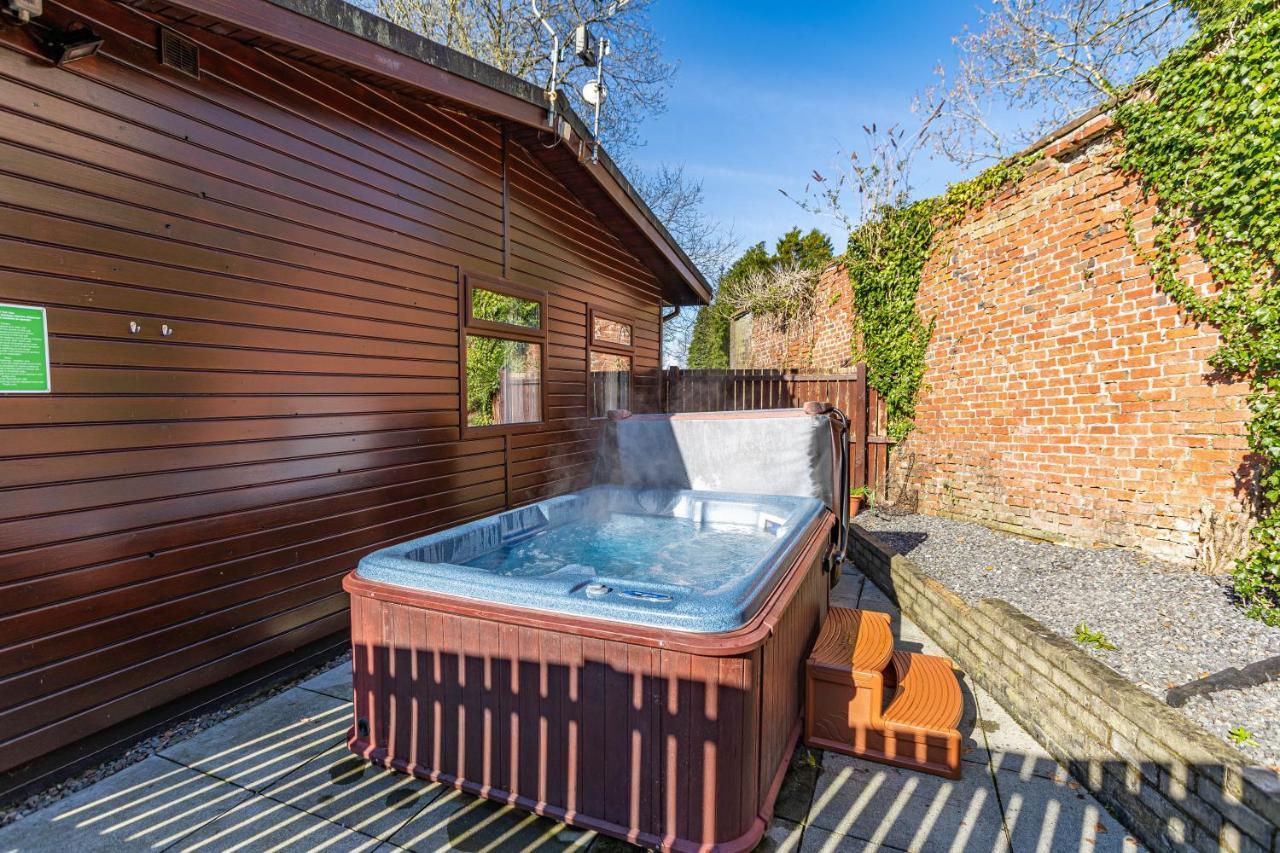 Bluebell Lodge 7 With Hot Tub 牛顿斯图尔特 外观 照片